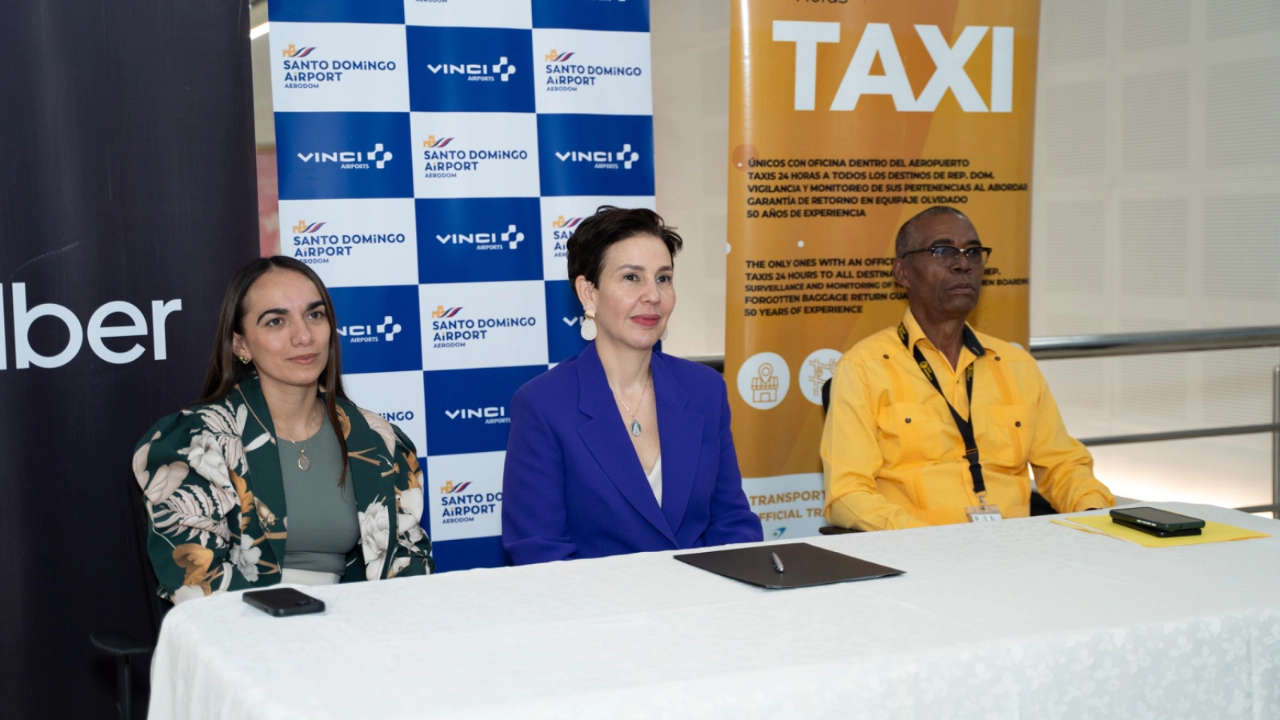 Uber y Aerodom se alían para atender a turistas en el AILA