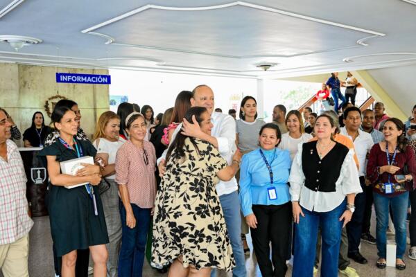 Alcaldía de Santiago celebra el Día de las Madres con actividades festivas.