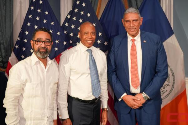 El director de la Defensa Civil Dominicana, el alcalde de la ciudad de Nueva York, y el cónsul general de la República Dominicana durante encuentro sobre memorándum de entendimiento sobre gestión de riesgos y catástrofes. Foto: Fuente externa  