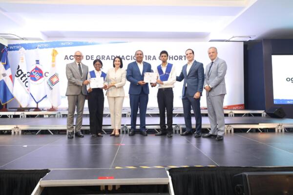 Víctor Castro, director del Instituto Nacional de Bienestar Estudiantil (INABIE)_ Graduanda_ Raquel Arbaje, primera dama de la República_ Edgar Batista Carrasco, director general de la OGTIC
Foto: fuente externa