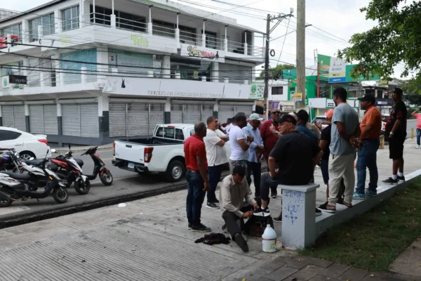 personas en Villa Altagracia tras disturbios ocurridos luego de levantamiento de huelga