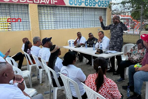 Interior y Policía se reúne con líderes comunitarios de Villa Francisca.