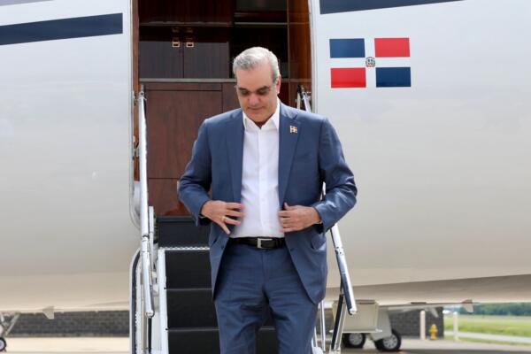 El presidente de la República Dominicana, Luis Abinader, llegó este martes a la ciudad de Washington, D.C., a las 2:15 de la tarde, como parte de una visita oficial a los Estados Unidos. 