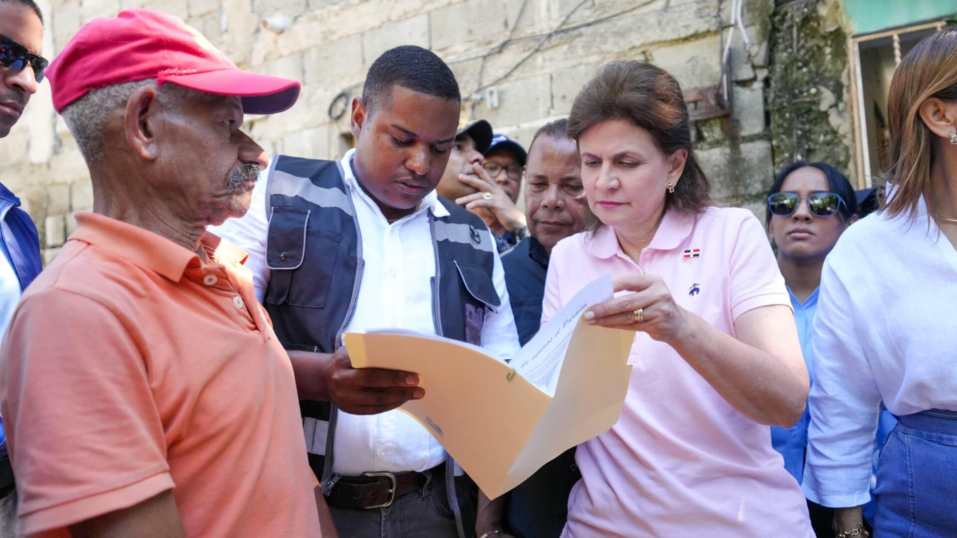 La vicepresidenta de la República, Raquel Peña, lideró este jueves un equipo de supervisión, identificación de daños y ayuda social en varias comunidades de Puerto Plata como parte de la respuesta inmediata y coordinada del Gobierno ante las recientes inundaciones en la provincia.