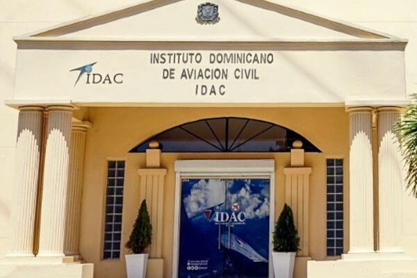 El director general del Instituto Dominicano de Aviación Civil (IDAC), Igor Rodríguez Durán, aseguró que el Aeropuerto Internacional Las Américas Doctor José Francisco Peña Gómez (AILA) opera de manera regular, disipando rumores sobre presuntas cancelaciones de vuelos en esta terminal aérea.