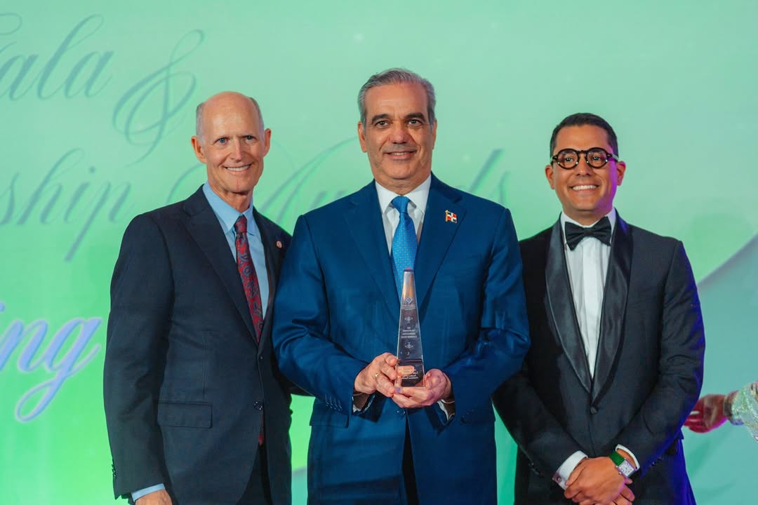 Presidente Abinader recibe Premio al Liderazgo en Washington