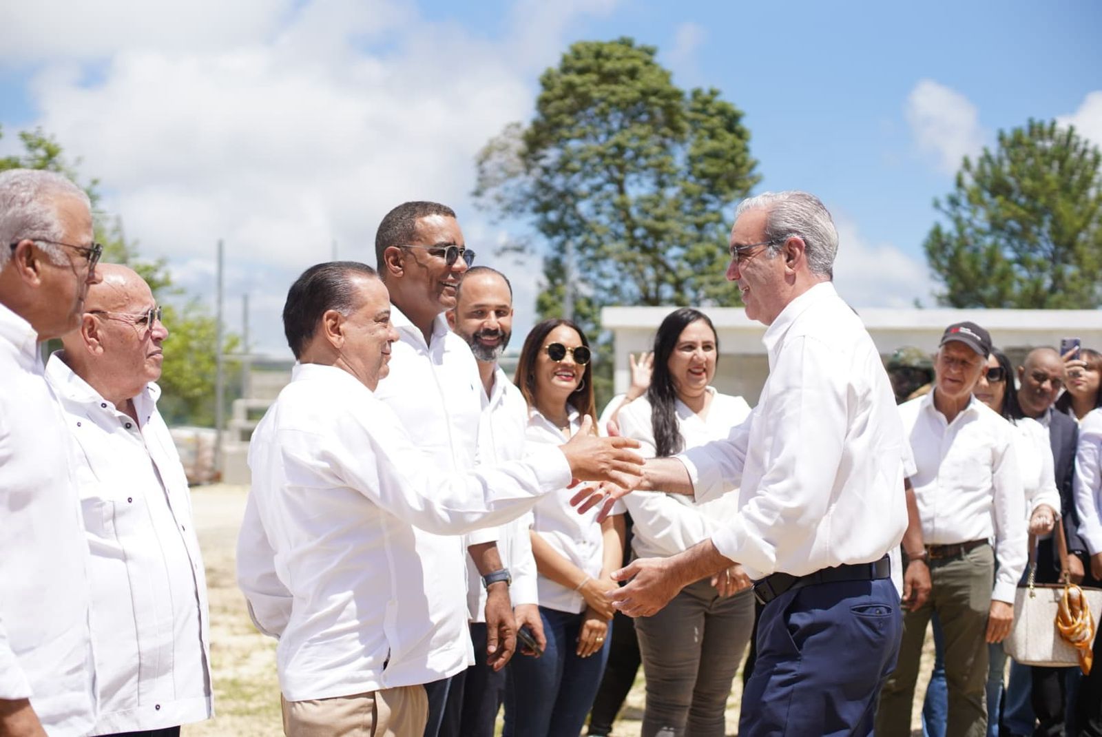 Presidente Luis Abinader visita la comunidad de Villa Trina