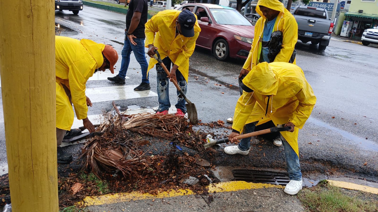 Alcaldía del DN continúa trabajos preventivos de limpieza para mitigar efectos de fuertes lluvias