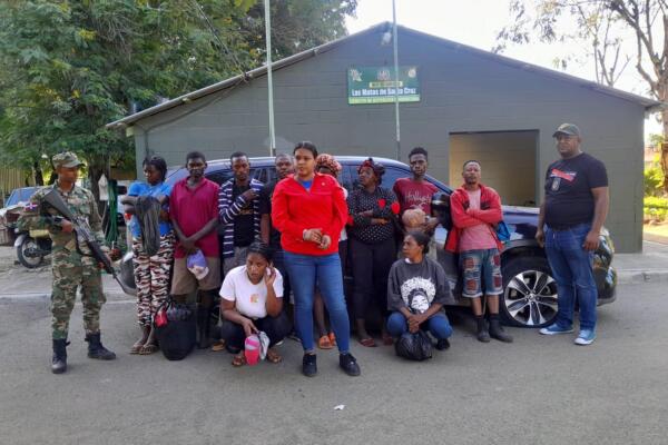 Haitianos encontrados ocultos en las yipetas. (foto, fuente externa)