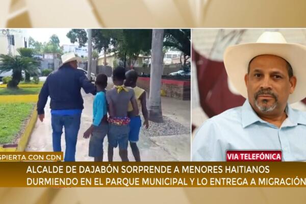 El alcalde de Dajabón, Santiago Riverón, dando explicaciones de lo sucedido.