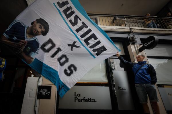 Por esa circunstancia, el fiscal solicitó la suspensión del debate durante un plazo de 10 días con el objeto de dar curso a la investigación de los hechos, una petición a la que adhirieron las cinco querellas de este juicio y cuatro de las siete defensas.