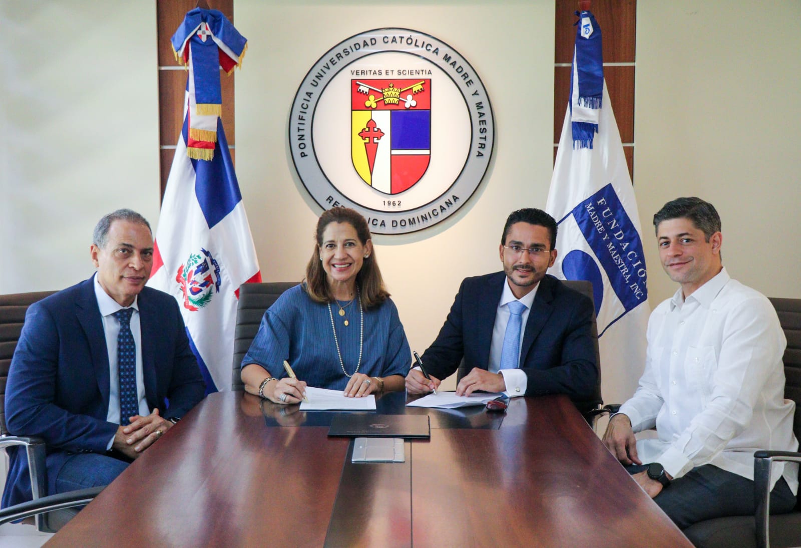 Ingenieria Filoyen y la FMM firmaron un acuerdo para apoyar a la PUCMM mediante el fideicomiso Guardianes de la Academia