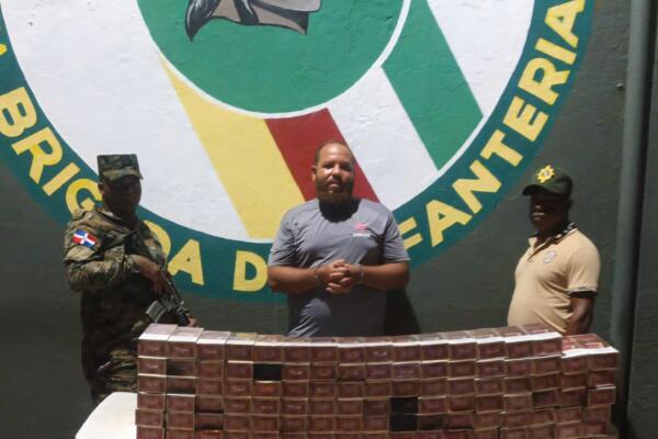 Miembros del Ejército de la República Dominicana arrestaron a un hombre mientras escondía un contrabando de cigarrillos