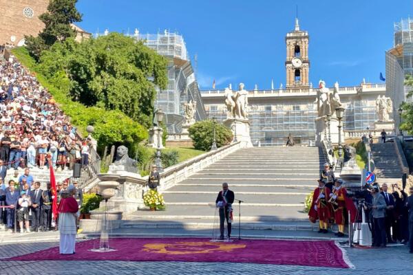 Papa León XIV pidió este domingo proteger la dignidad humana en el discurso que pronunció a los pies de la escalinata del Campidoglio
