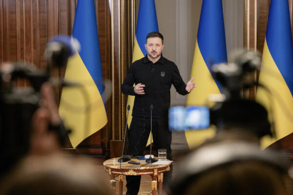 El presidente de Ucrania, Volodymyr Zelensky, da una conferencia de prensa en Kiev el 17 de abril de 2025, en medio de la invasión rusa de Ucrania. AFP