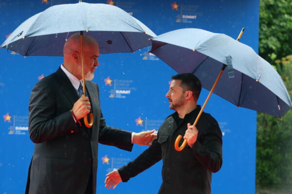 El primer ministro de Albania, Edi Rama, da la bienvenida al presidente de Ucrania, Volodímir Zelenski, en la 6ª Cumbre de la Comunidad Política Europea (CPE) en Tirana, Albania. Foto: EFE