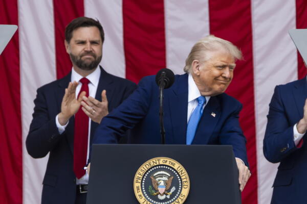 Una corte de apelaciones da un alivio a Trump y restablece por ahora sus aranceles