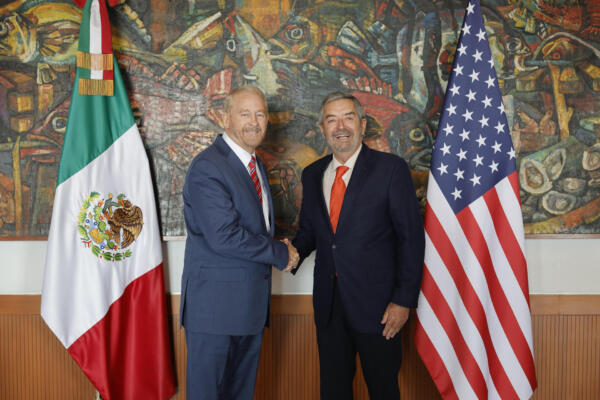 Fotografía cedida hoy por la Secretaria de Relaciones Exteriores (SRE), donde se observa al titular de la Secretaría de Relaciones Exteriores de México, Juan Ramón de la Fuente (d), mientras se saluda con el nuevo embajador de Estados Unidos en México, Ronald Johnson (i), 