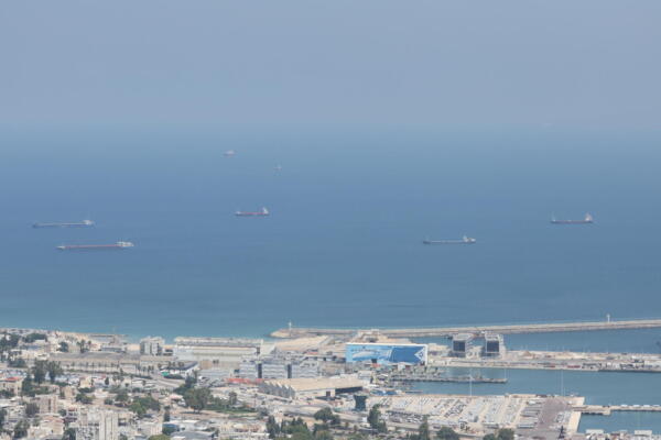 Fotografía de archivo de barcos cargueros llegando al puerto de Haifa, norte de Israel