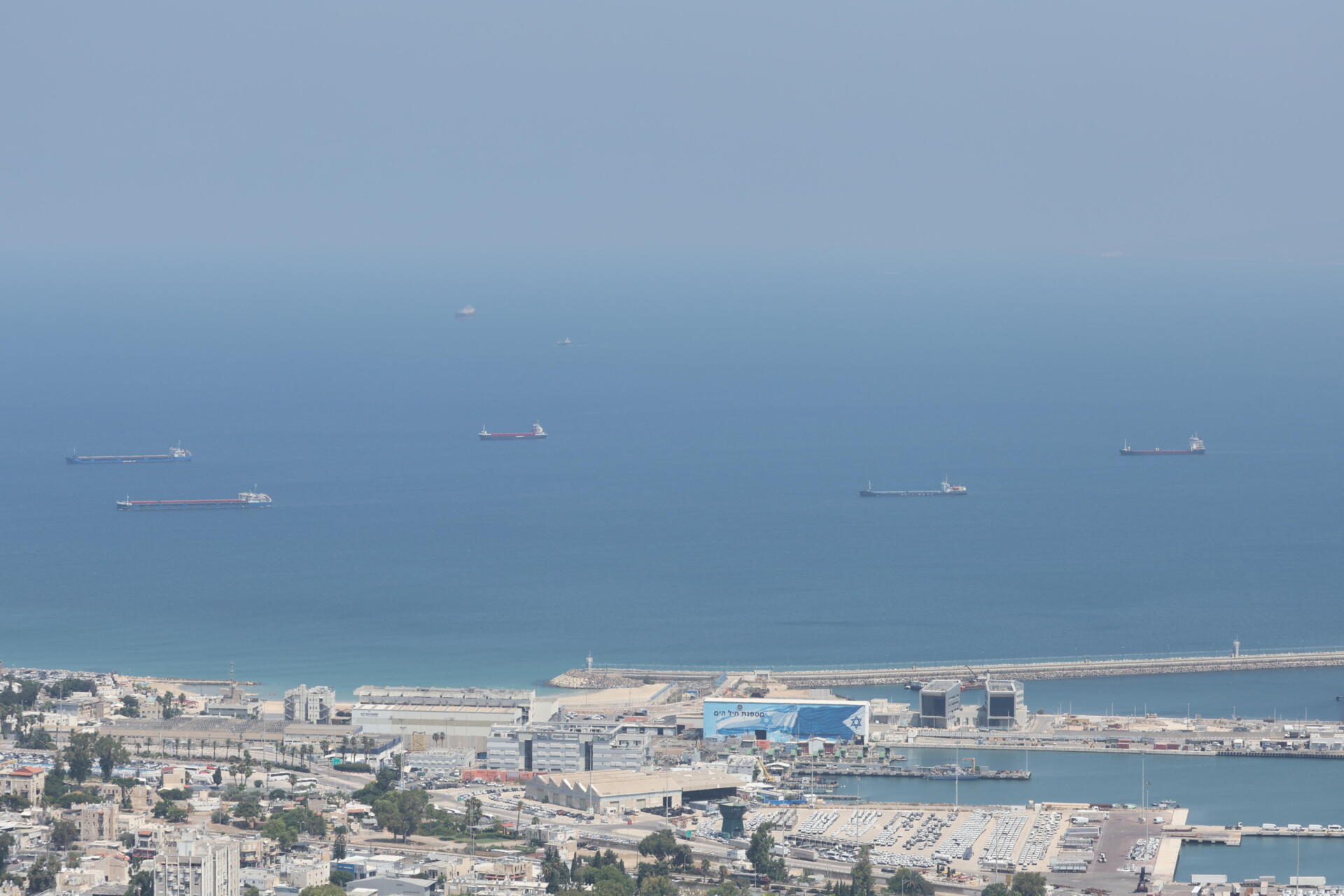 Fotografía de archivo de barcos cargueros llegando al puerto de Haifa, norte de Israel