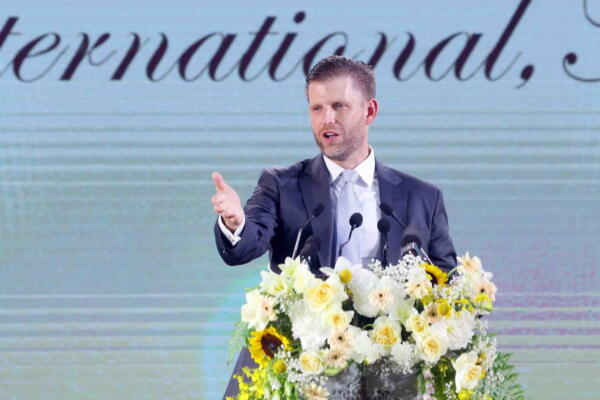 Hung Yen (Vietnam), 21/05/2025.- A handout photo made available by the Vietnam News Agency (VNA) shows Eric Trump delivering a speech during a groundbreaking ceremony in Hung Yen, northern Vietnam, 21 May 2025. The Vietnamese Prime Minister and Eric Trump, Executive Vice President of the Trump Organization, son of US President Donald Trump, held the groundbreaking ceremony for a 1.5 billion US dollar golf complex in Hung Yen province. EFE/EPA/VIETNAM NEWS AGENCY HANDOUT VIETNAM OUTHANDOUT EDITORIAL USE ONLY/NO SALES