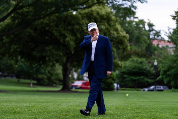 El presidente estadounidense, Donald Trump, dijo este lunes que está valorando la posibilidad de retirar otros 3.000 millones de dólares en subvenciones para Harvard con el propósito de desviarlos a centros de formación profesional. EFE/EPA/TIERNEY L CROSS / POOL