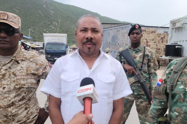 Laurenz Santana, alcalde del municipio de Jimaní junto a autoridades del Ejército de la República Dominicana. 