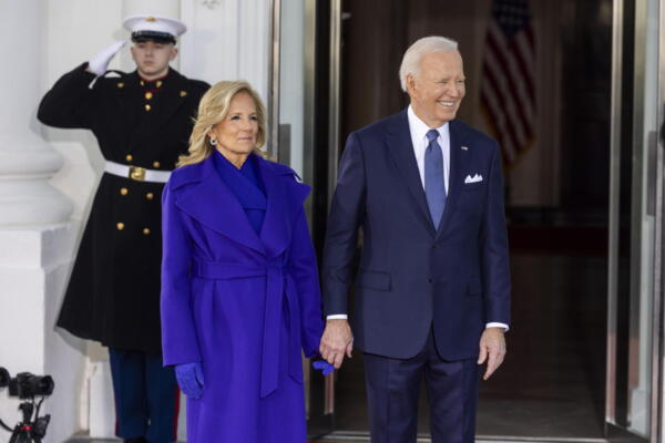 Fotografía de archivo del expresidente estadounidense Joe Biden y la ex primera dama Jill Biden. EFE/JIM LO SCALZO