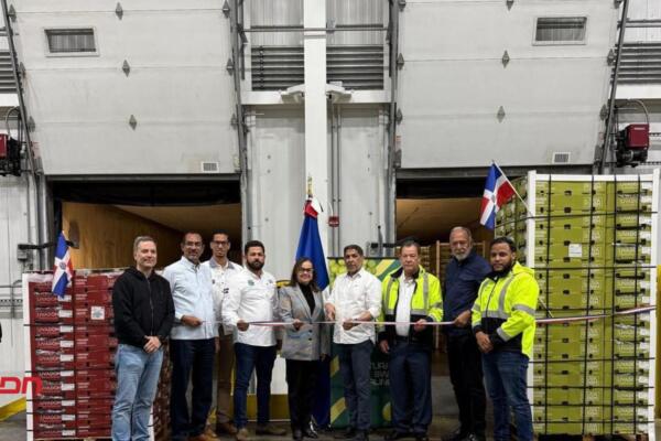 El propio ministro de Agricultura, Limber Cruz, voló hacía Filadelfia a recibir las uvas.