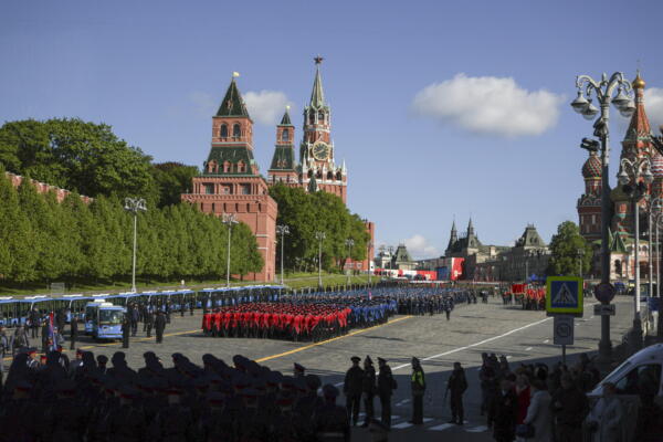Militares rusos se preparan para el desfile militar del Día de la Victoria, que conmemora el 80 aniversario de la victoria en la Gran Guerra Patria, en la Plaza Roja de Moscú, el 9 de mayo de 2025. Rusia conmemora el 80 aniversario de la victoria en la Segunda Guerra Mundial sobre la Alemania nazi y sus aliados. EFE/EPA/MAXIM SHIPENKOV