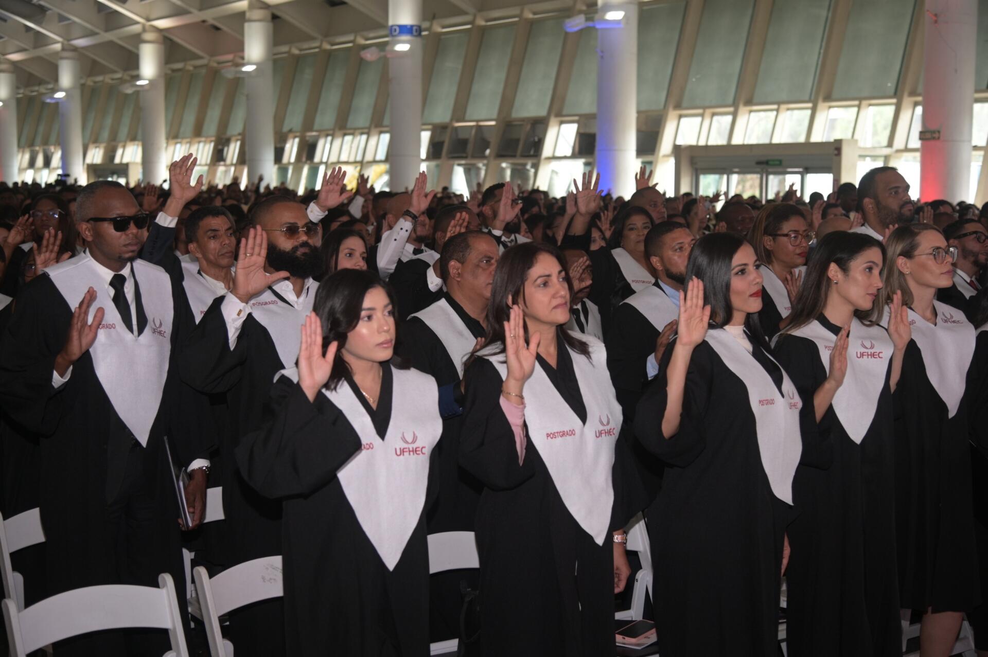 Ufhec celebra graduación con un llamado a construir una sociedad de éxito colectivo; inviste a 1,316