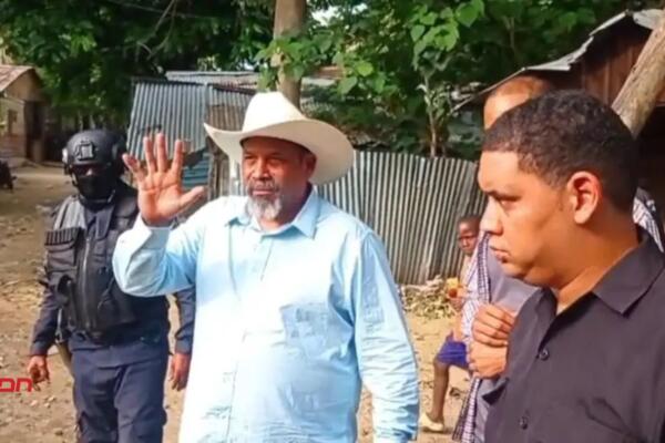 Alcalde de Dajabón durante el recorrido.