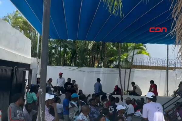 Patriotas dominicanos se manifiestan en la sede del consulado haitiano en Santiago.