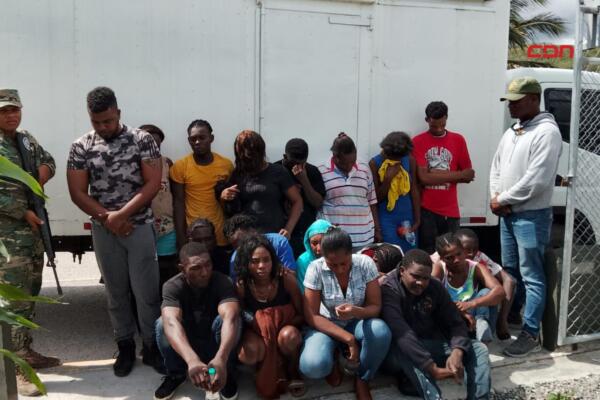 Encuentran a 18 haitianos indocumentados en un camión cerrado