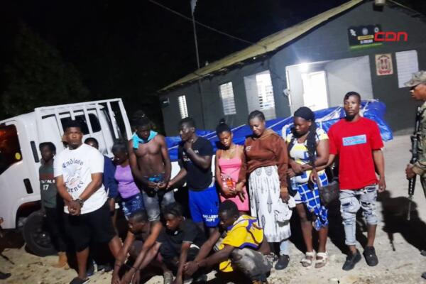 Detienen camionero por transportar haitianos indocumentados ocultos bajo una lona