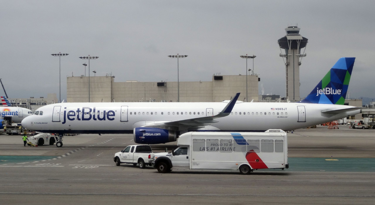 Avión JetBlue despegando de Newark con destino a Santo Domingo
