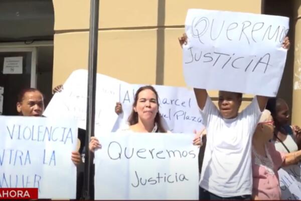 un grupo de mujeres se manifestó este lunes frente al Palacio de Justicia de Santo Domingo Este.