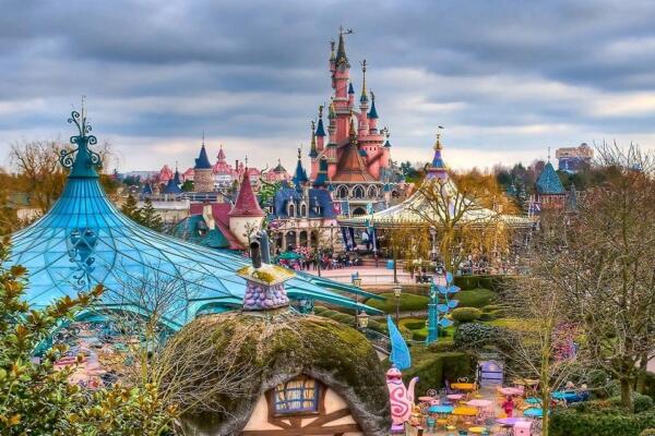 El grupo Disney reveló el miércoles planes de abrir un nuevo parque temático en los Emiratos Árabes Unidos, el séptimo del gigante estadounidense del entretenimiento.