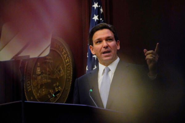 Ron DeSantis lanzó mensaje contra migrantes detenidos en Florida