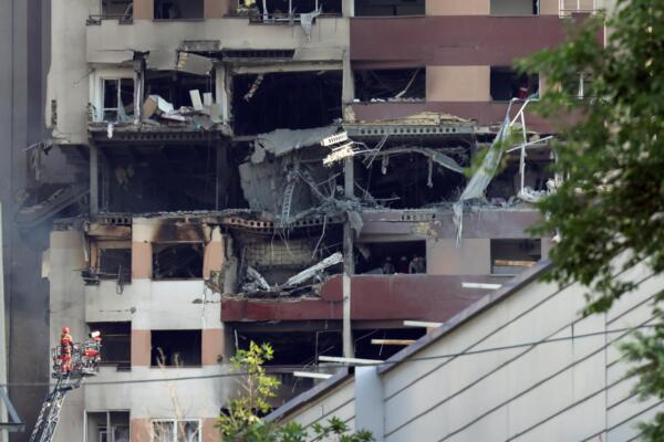 Vista de un edificio que fue alcanzado por los ataques aéreos israelíes al norte de Teherán, el 13 de junio de 2025. EFE/EPA/ABEDIN TAHERKENAREH
