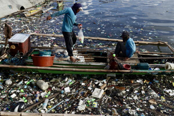 Fotografía de archivo, tomada el 03/06/2025, que muestra a un barquero en la costa de la bahía de Manila, Filipinas. EFE/ Francis R. Malasig