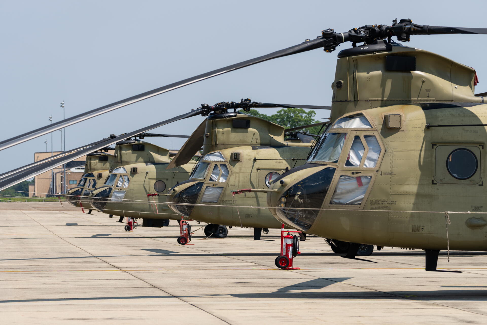 Boeing CH-47 Chinooks antes del desfile del 250.º aniversario del Ejército de EE. UU. en la Base Conjunta Andrews, Maryland