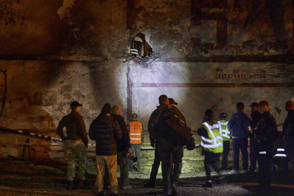 Vecinos inspeccionan un muro dañado en el lugar de un ataque con drones en Járkov, en el noreste de Ucrania, el 5 de junio de 2025.EFE/EPA/SERGEY KOZLOV