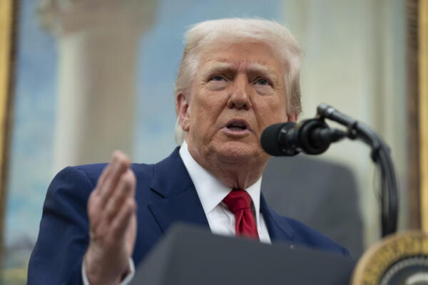 El presidente estadounidense, Donald Trump, habla en la Oficina Oval de la Casa Blanca en Washington. EFE/Chris Kleponis.