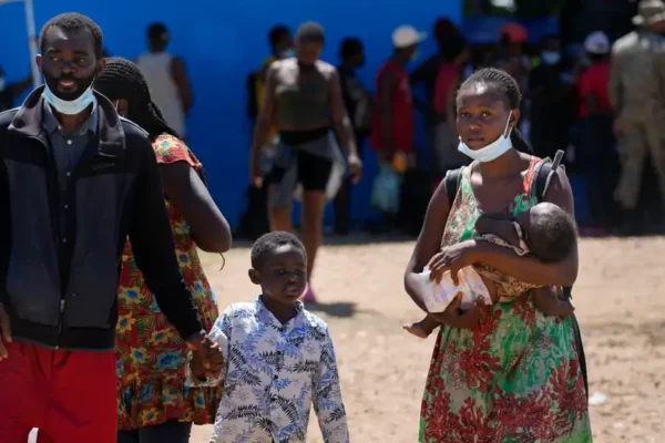 Vatican News califica de “refugiados” a haitianos en RD y denuncia violaciones de derechos humanos