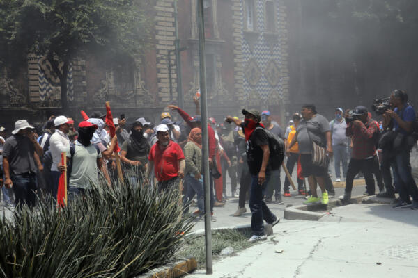 Personas se manifiestan en la sede la Secretaría de Gobernación este miércoles, en la Ciudad de México (México)