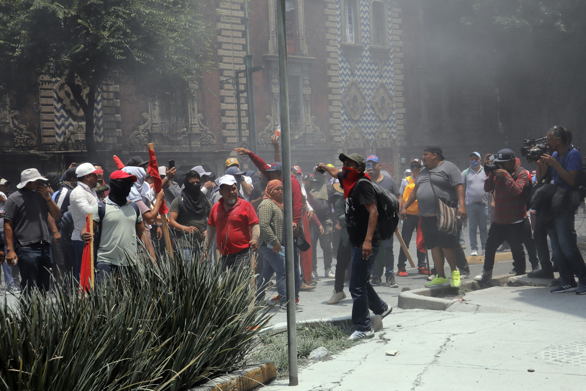 Personas se manifiestan en la sede la Secretaría de Gobernación este miércoles, en la Ciudad de México (México)