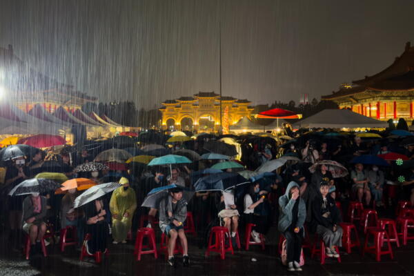 La gente desafía a la lluvia en una vigilia en conmemoración de la protesta de la Plaza de Tiananmen, en Taipe el 4 de junio de 2025. Muchas personas resultaron heridas o muertas durante las protestas en la Plaza de Tiananmen en Pekín en 1989. EFE/EPA/RITCHIE B. TONGO