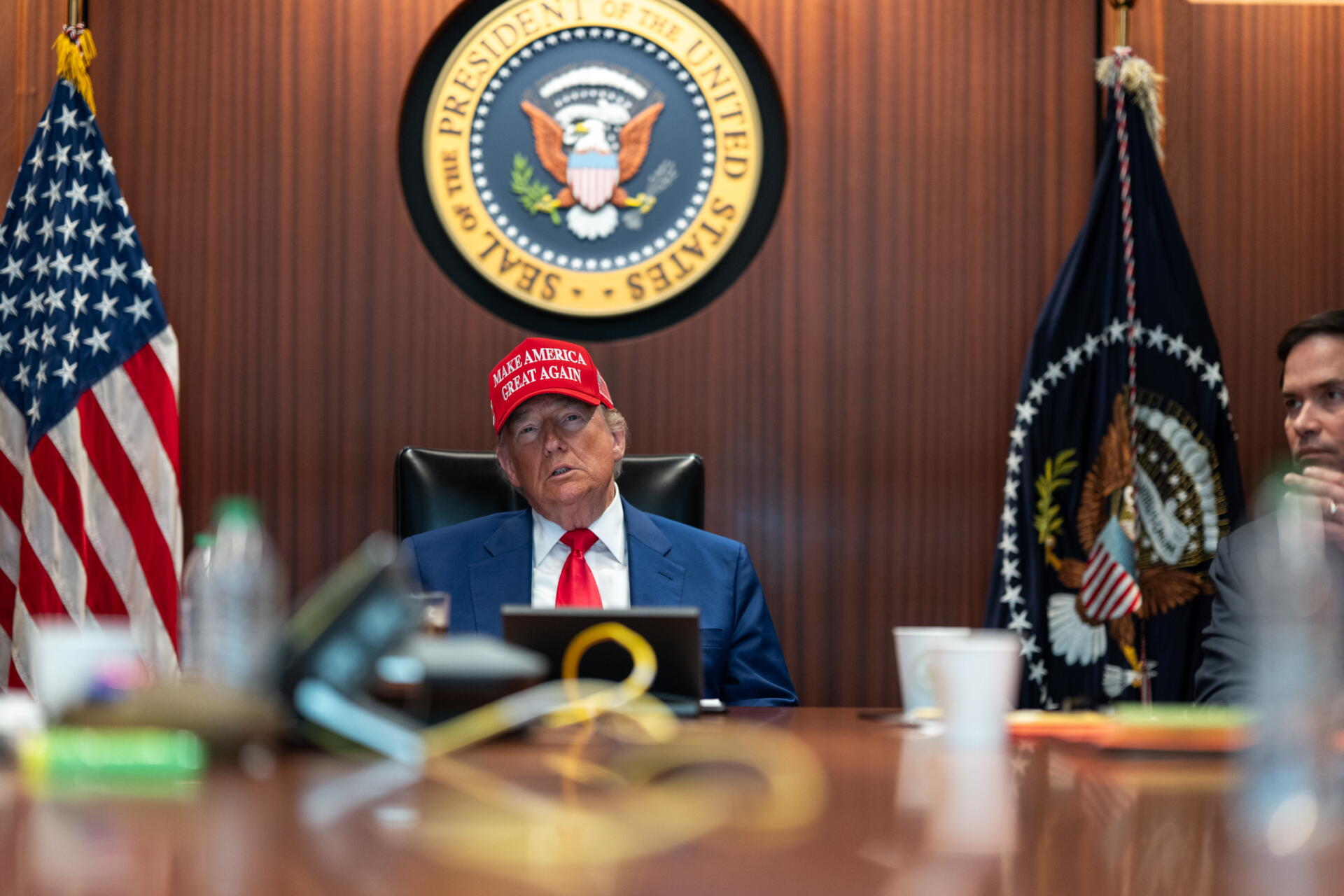 Una foto facilitada por la Casa Blanca muestra al presidente estadounidense Donald Trump en la Sala de Crisis de la Casa Blanca en Washington