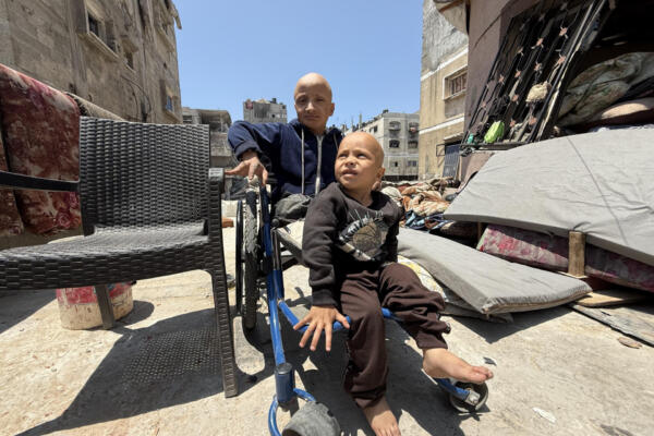En el norte de Gaza, donde vive más de 1 millón de personas, la escasa ayuda que lleva entrando a la Franja desde hace dos semanas no llega. Son muy pocos los camiones que han repartido allí víveres, lo que deja a su población en una situación aún más límite. EFE/ Ahmad Awad